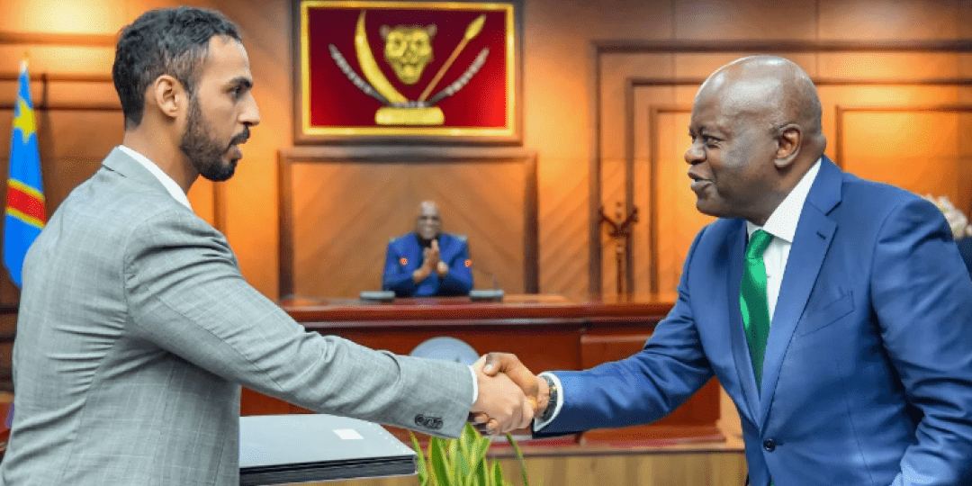 Sheilk Shakhboot Nahyan Al Nahyan, the UAE's Minister of State, shake hands with DRC President Félix Tshisekedi after the new mines deal was signed. Source: Cellcom/ presidence.cd.