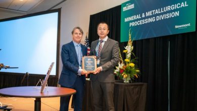 Wencai Zhang (at right) accepting his award as the Mineral and Metallurgical Processing Division (MPD) Outstanding Young Engineer. Photo courtesy of SME Community.