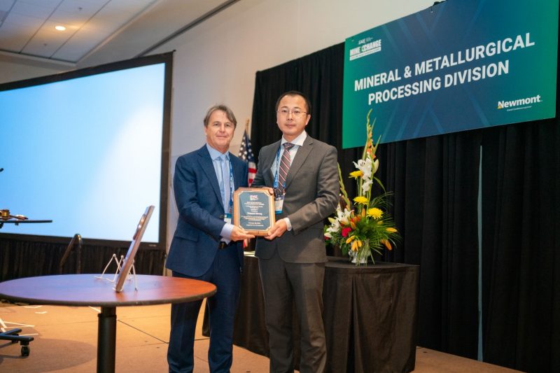 Wencai Zhang (at right) accepting his award as the Mineral and Metallurgical Processing Division (MPD) Outstanding Young Engineer. Photo courtesy of SME Community.